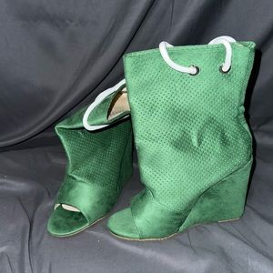 Green faux sued open toed booties
